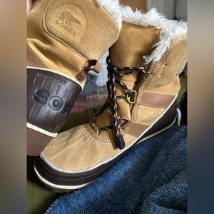 SOREL BOOTS Tivoli-LIKE NEW. Soft and warm for snow.Tan suede. Adjustable straps